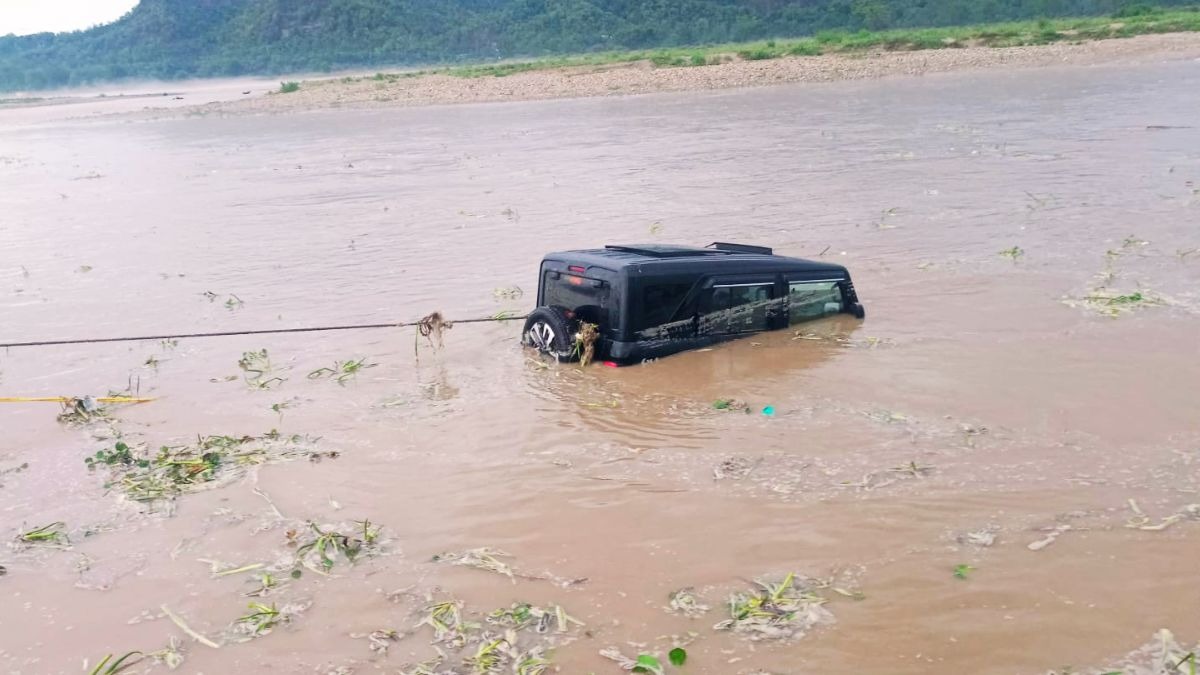 गंगा में डूबने लगी थी थार. (Photo: ITG)
