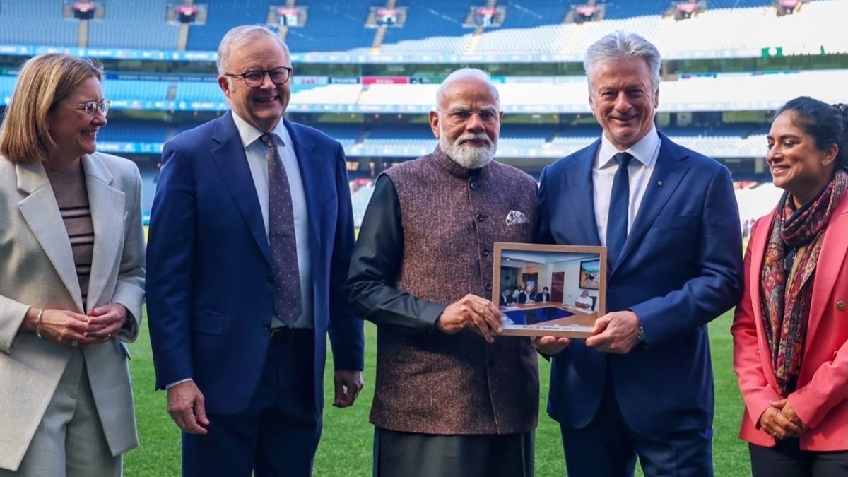 मेलबर्न क्रिकेट ग्राउंड पर स्टीव वॉ को पुरानी तस्वीर भेंट करते पीएम नरेंद्र मोदी. (Photo: ITG)