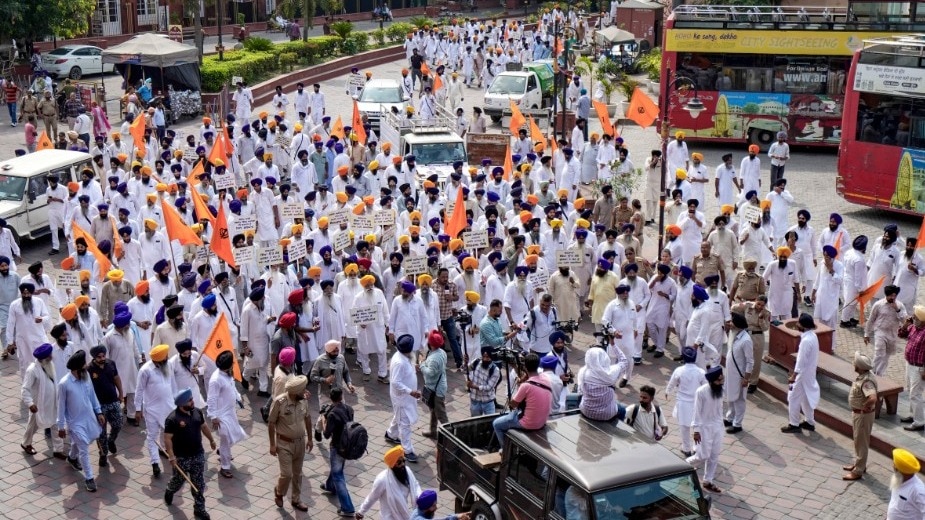अमृतसर में SGPC ने फिल्म से प्रतिबंध हटाने की मांग को लेकर मार्च किया