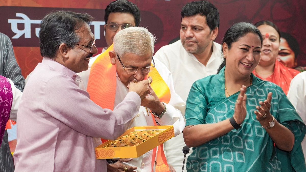 दिल्ली बीजेपी कार्यालय में प्रेस कॉन्फ्रेंस के दौरान हर्ष मल्होत्रा ने IVP के संस्थापक मुकेश गोयल को मिठाई खिलाई. इस मौके पर CM रेखा गुप्ता भी मौजूद रहीं.(Photo:PTI)