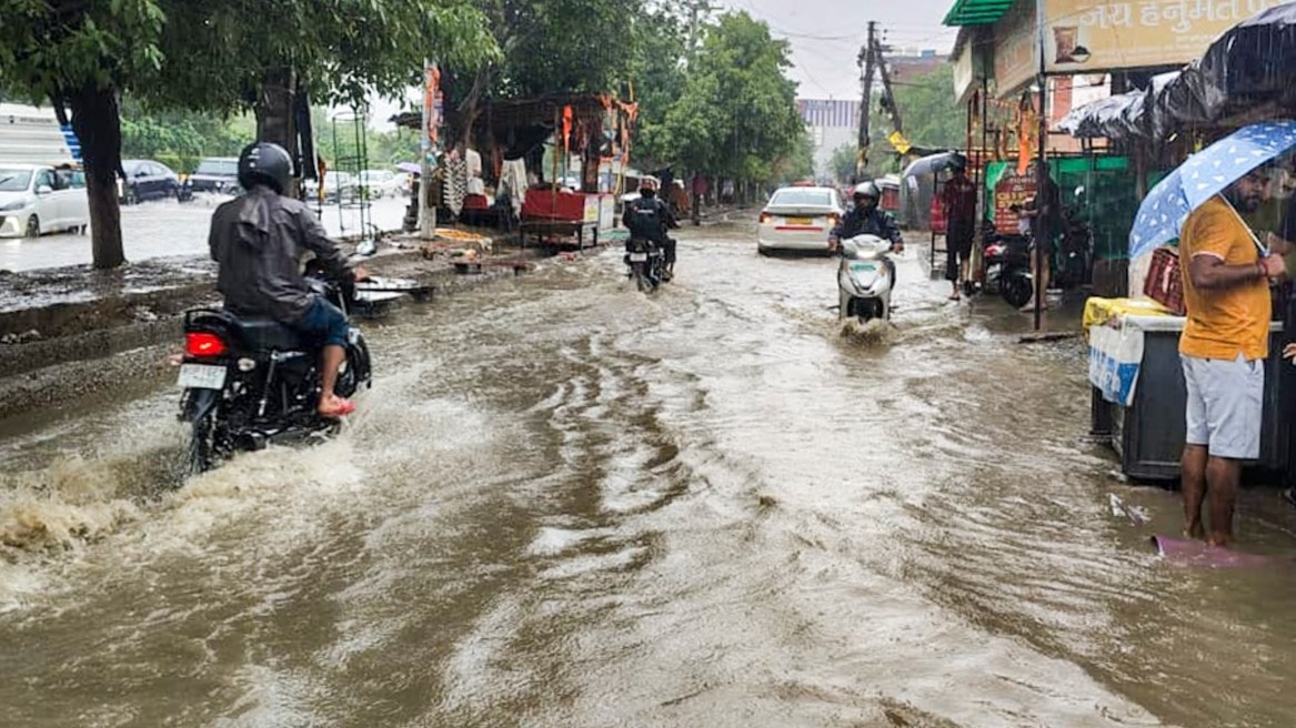नोएडा-गाजियाबाद में बारिश के कारण कई जगह जलजमाव हो गया है (Photo- सांकेतिक)