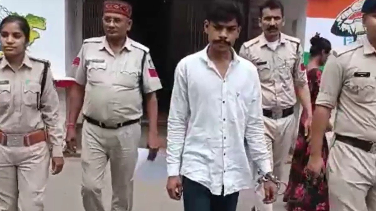 पुलिस गिरफ्त में आरोपी प्रेमी. (Photo: Screengrabs)