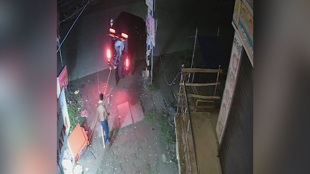 वीडियो में एटीएम उखाड़ते दिखे थार वाले चोर. (Photo: Screengrab)