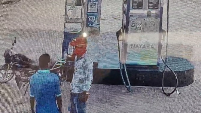 नाकाबंदी में दबोचा गया आरोपी.(Photo: Screengrab)