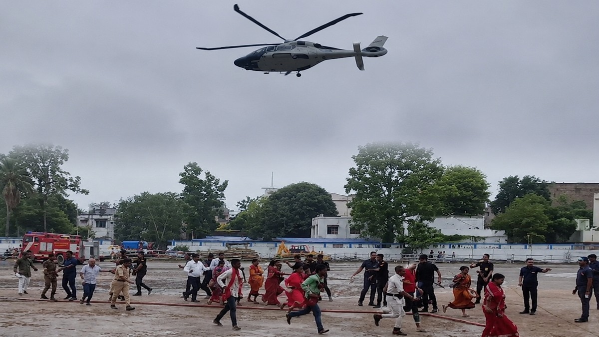 कार्यक्रम स्थल पर मौजूद अधिकारियों और सुरक्षा कर्मियों में हड़कंप मच गया. Photo Screengrab