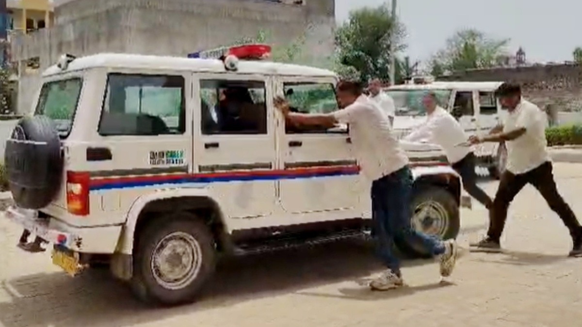 'डायल 112' को पुलिसकर्मियों ने लगाया धक्का.(Photo:Screengrab)