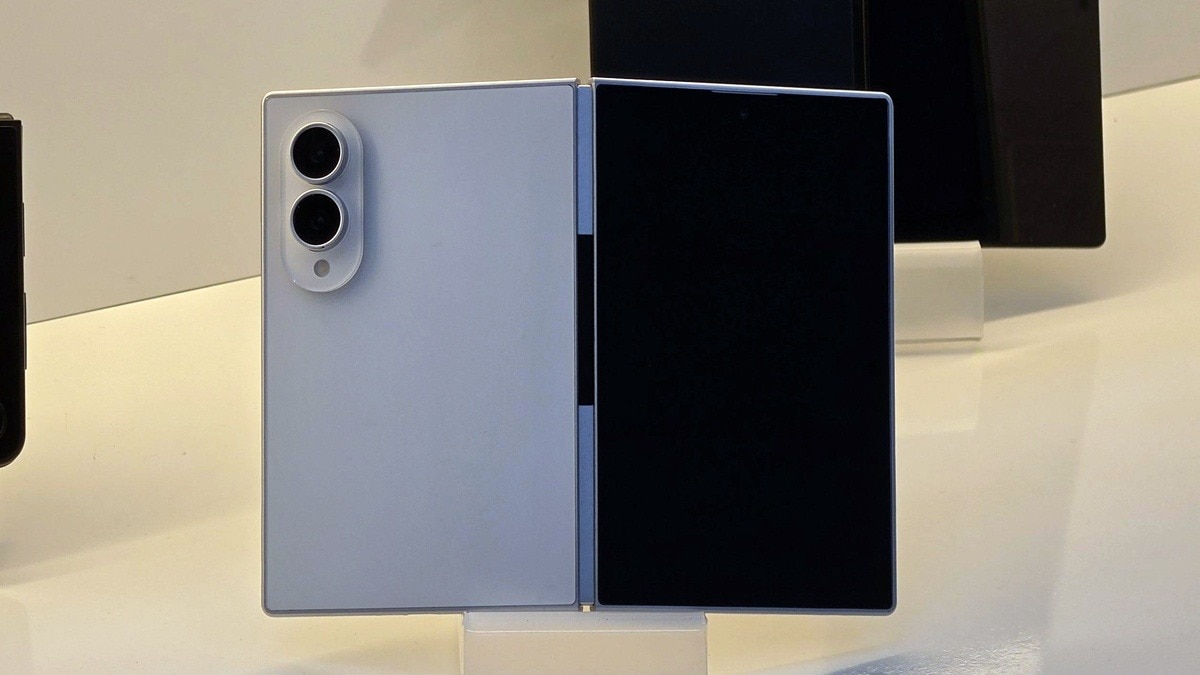 Samsung Galaxy Z Fold 8 सैमसंग के स्टोर पर स्पॉट हुआ है. (Photo:X/ @UniverseIce )