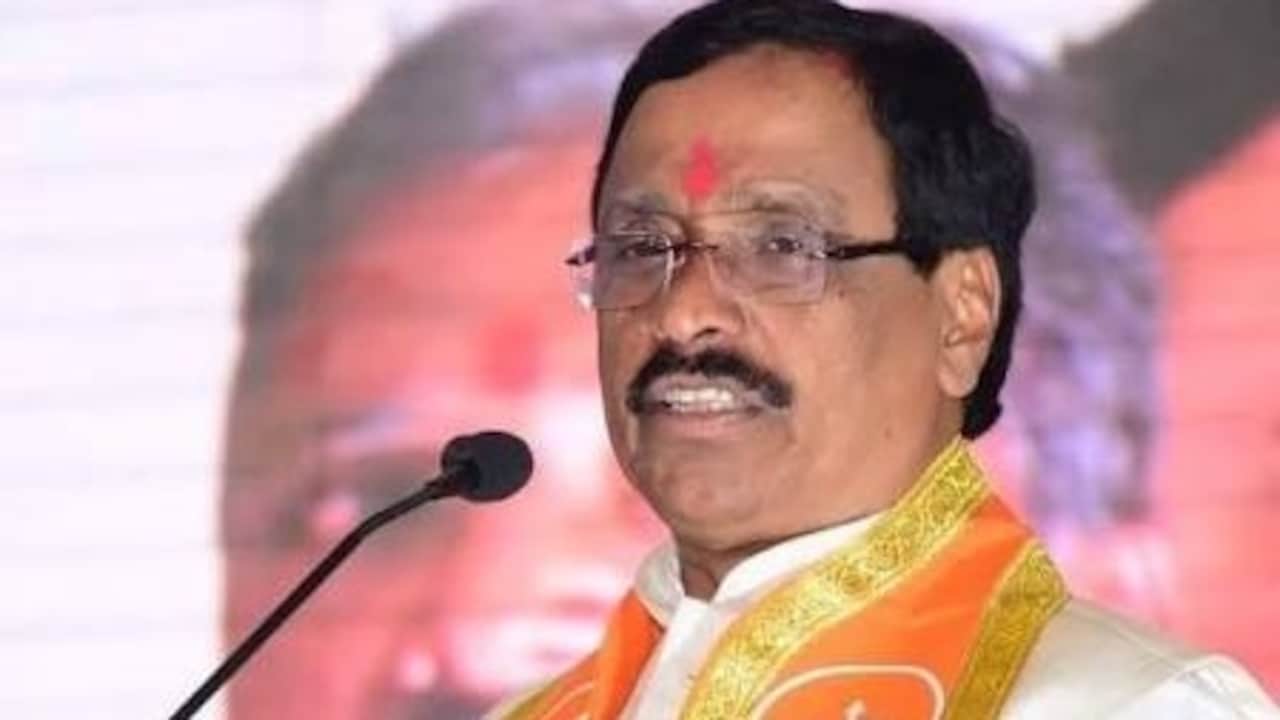 'बाल काटे और जबरन पिलाया गोमूत्र', पूर्व MP के बेटे की बहू ने पति और ससुर पर लगाए आरोप