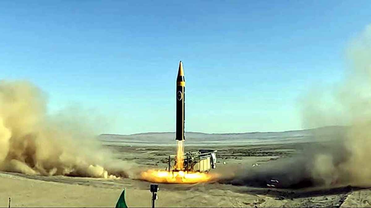 ये ईरान के खोर्रमशहर-4 मिसाइल के लॉन्च होने की पुरानी तस्वीर है. (File Photo: AP)