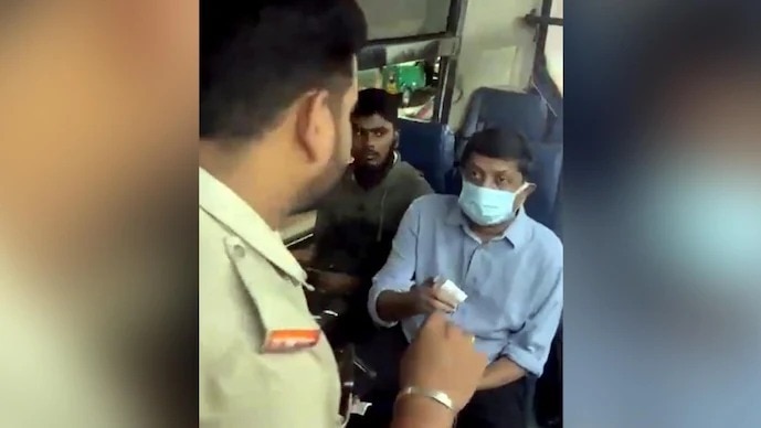 कर्नाटक के परिवहन मंत्री का बसों में आचौक निरीक्षण. (photo: Screengrab)