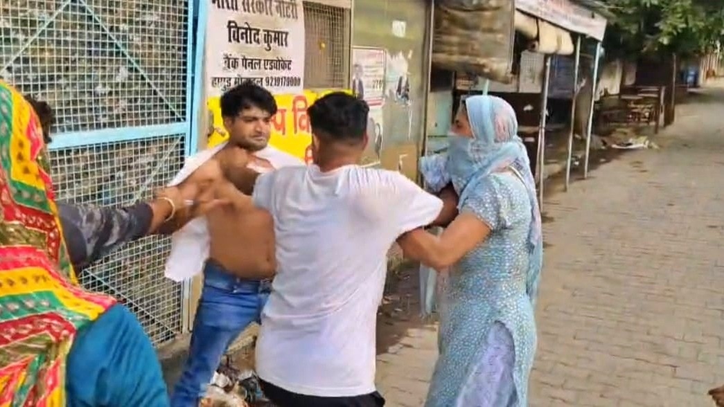 पत्नी बनी जेम्स बॉन्ड! पति की कार में GPS लगाकर किया पीछा, होटल में प्रेमिका संग रंगेहाथ पकड़ा, फिर जमकर कूटा