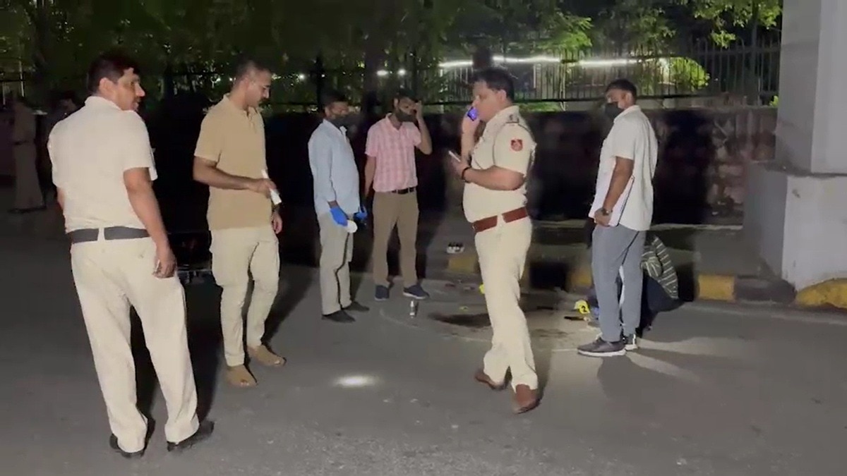दिल्ली पुलिस के कॉन्स्टेबल ने पत्नी को उतारा मौत के घाट. (Photo: Screengrabs )