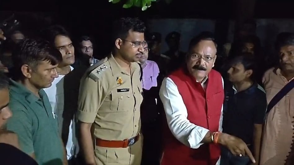 आगरा में सांसद राजकुमार चाहर खुद पीड़ित के घर पहुंचे (Photo- ITG) आगरा में सांसद राजकुमार चाहर खुद पीड़ित के घर पहुंचे (Photo- ITG)