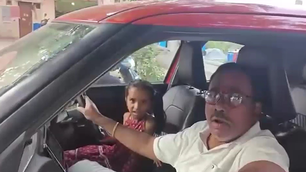 दारोगा की लापरवाही पड़ सकती थी भारी. (Photo: Screengrabs)