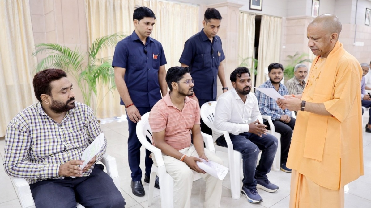 सीएम योगी के जनता दर्शन में कई लोग अपनी शिकायत लेकर पहुंचे (Photo: ITG)