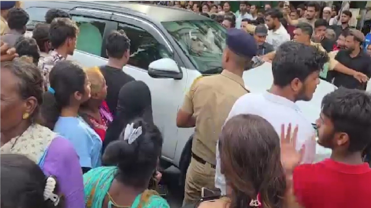  मुंबई में मासूम से रेप, थाने के बाहर लोगों का प्रदर्शन (Photo: itg)
