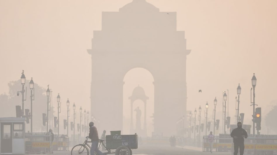दिल्ली की हवा में बारिश के बाद AQI का स्तर बढ़ गया है. दिल्ली की हवा में बारिश के बाद AQI का स्तर बढ़ गया है.