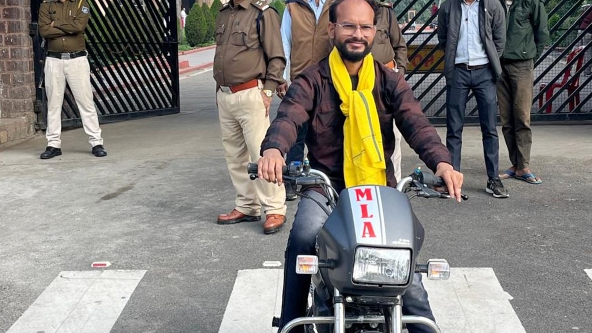विधायक डोडियार अब कॉलेज में पढ़ेंगे.(Photo:ITG)