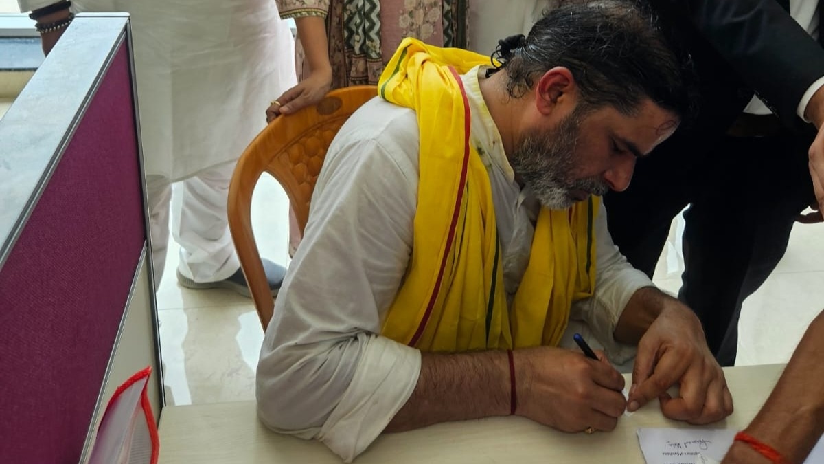 बांकीपुर विधानसभा उपचुनाव के लिए नामांकन करते प्रशांत किशोर. (Photo: ITG)