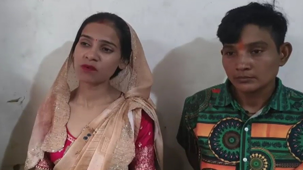 दोनों युवतियों के एक-दूसरे से प्रेम में होने की चर्चा. (Photo: Screengrab)