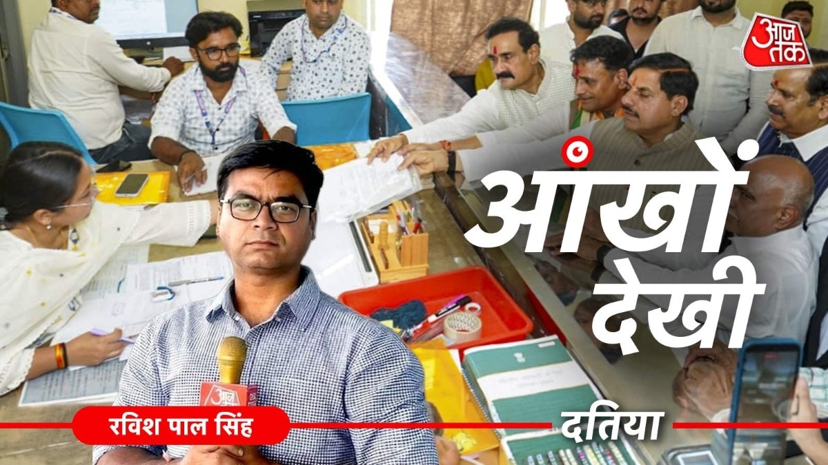 दतिया विधानसभा उपचुनाव के लिए नामांकन कक्ष में पर्चा दाखिल करते बीजेपी उम्मीदवार. (Photo: PTI)
