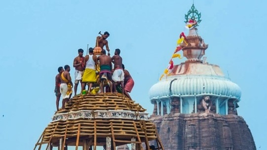 पुरी के जगन्नाथ में रथ का शीर्ष भाग तैयार करते कलाकार