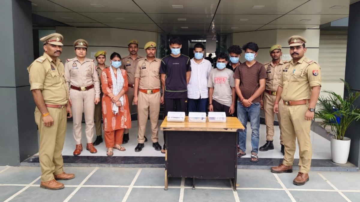 फर्जी कॉल सेंटर पर पुलिस का छापा. (Photo: Mayank Gaur/ITG)