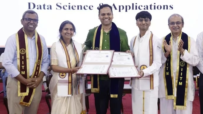 मां और बेटे बने IIT ग्रेजुएट. (Image: IIT Madras)