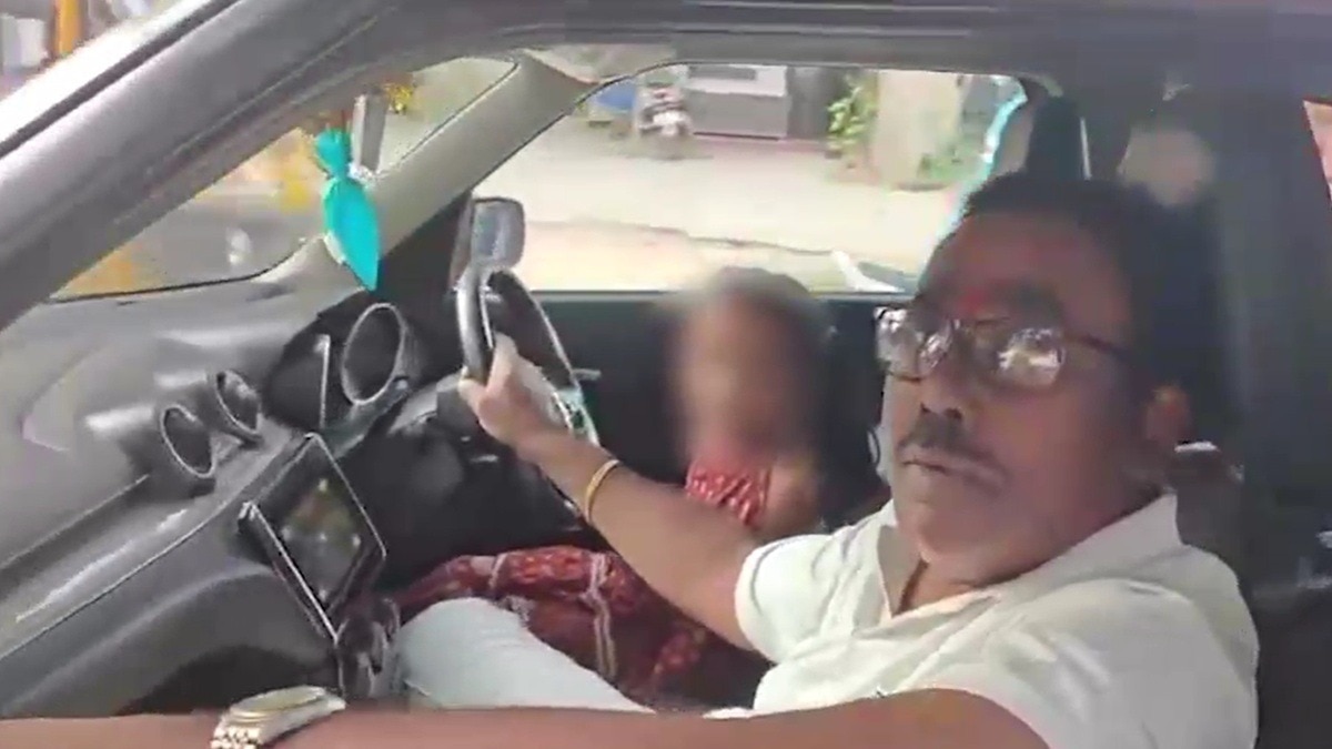 6 साल की पोती से कार चलवाता SI. (Photo: Screengrabs)
