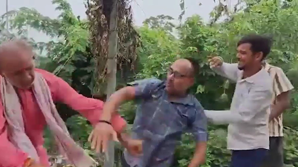 थाने के बाहर शख्स की पिटाई से मच गई अफरा-तफरी. (photo: Screengrabs)