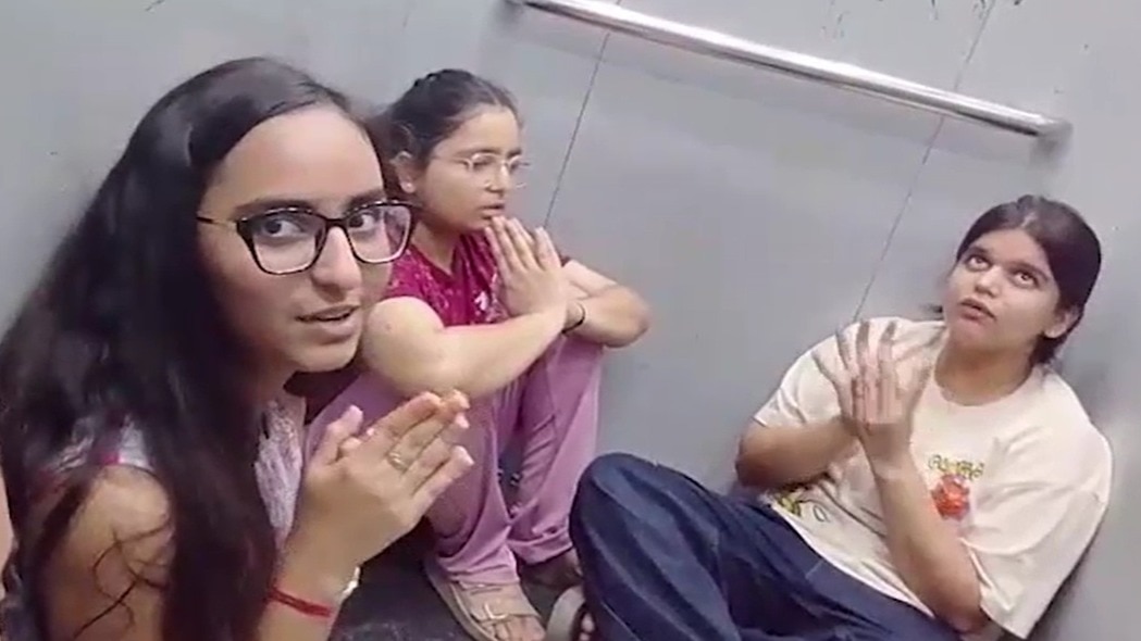 लिफ्ट में हनुमान चालीसा पढ़तीं बच्चियां. (Photo: Screengrabs)
