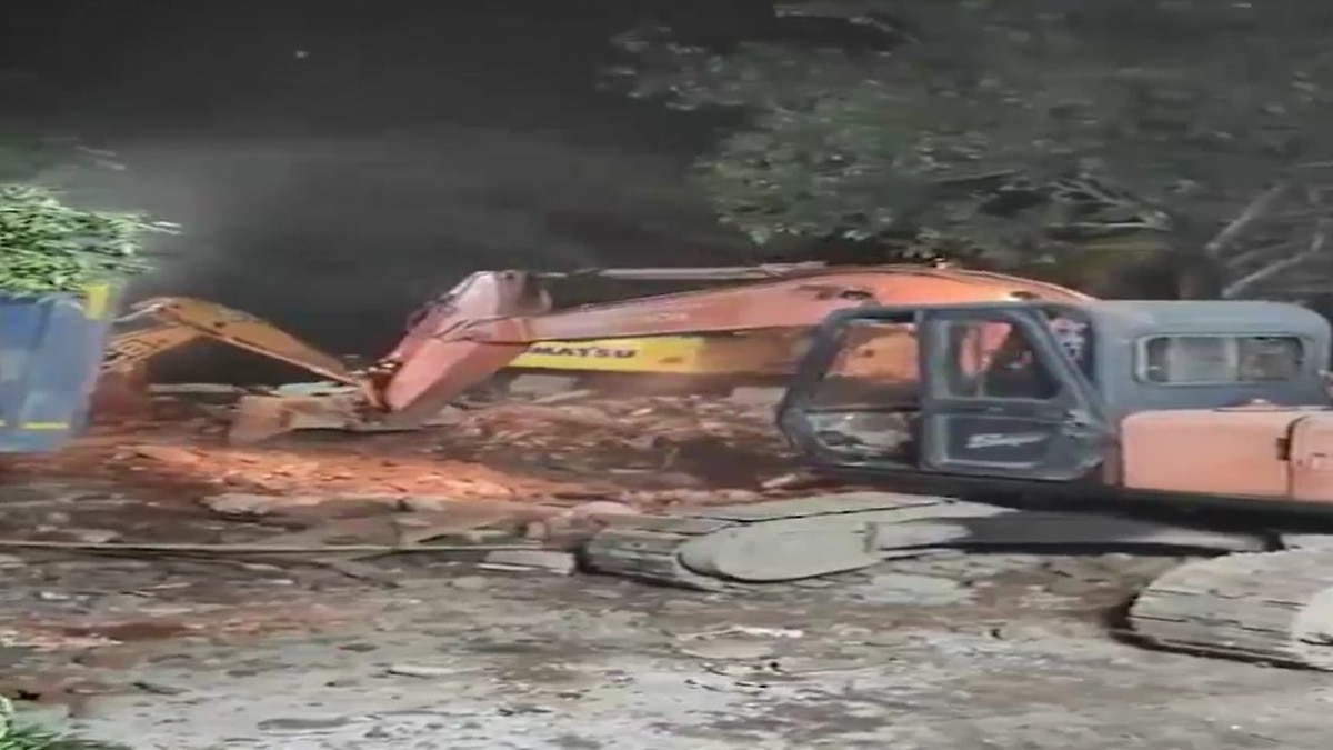 पीतमपुरा में अवैध निर्माण पर गरजा बुलडोजर (Photo: Screengrab)