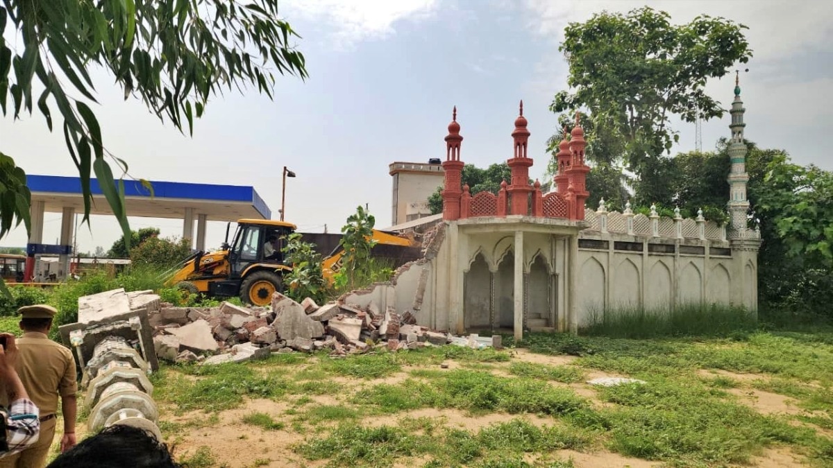 संभल में भारी सुरक्षा बल के बीच ईदगाह पर चला बुलडोजर (Photo- ITG)