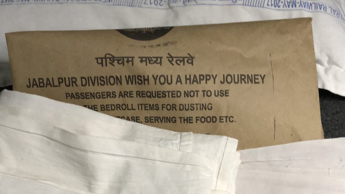रेलवे की ओर से दिए जाने वाले बेडरोल बड़ी संख्या  में चोरी हो रहे हैं.  (Photo: x/rora PhD)
