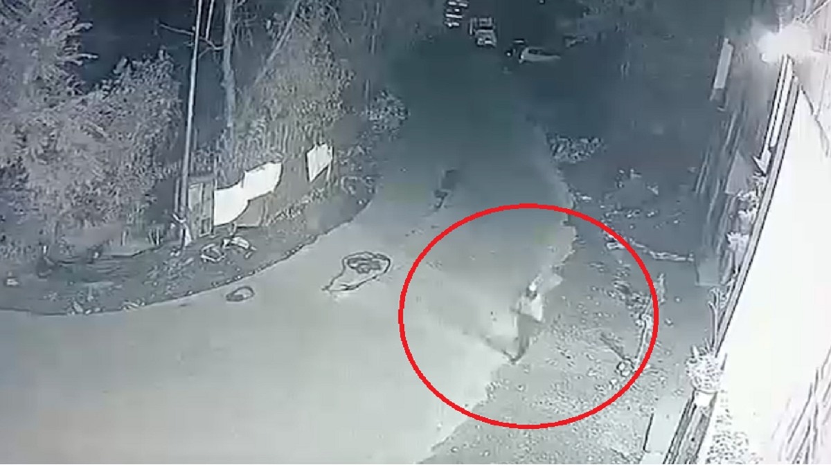थानामंडी इलाके में CCTV कैमरे में दो संदिग्ध आतंकवादी घूमते हुए देखे गए. (Photo: Screengrab)