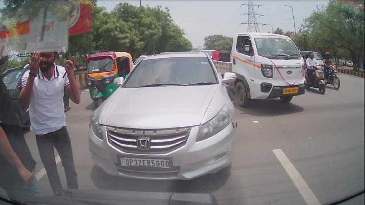 वाहन का चालक गाली-गलौज करने लगा. Photo ITG