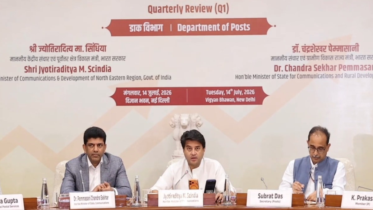  पहली तिमाही में इंडिया पोस्ट के पहली बार ₹4,000 करोड़ का आंकड़ा पार करने पर केंद्रीय मंत्री ज्योतिरादित्य सिंधिया ने टीम की सराहना की. (Photo: X/@JM_Scindia)