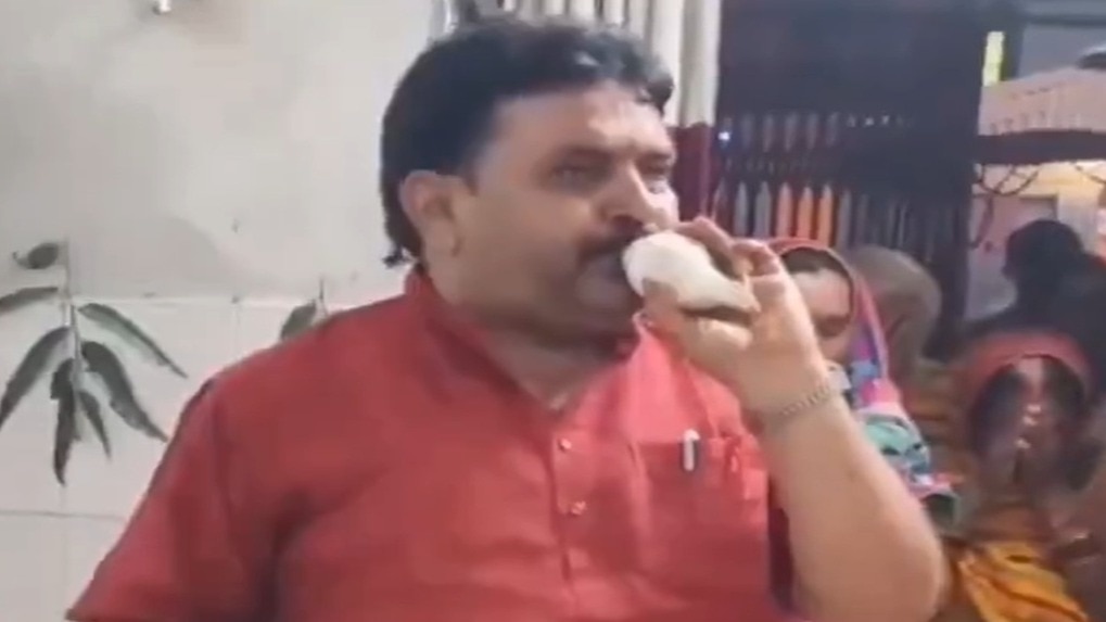 भगवान के चरणों में निकले प्राण, आरती के दौरान पुजारी को आया हार्ट अटैक... हुई मौत- VIDEO