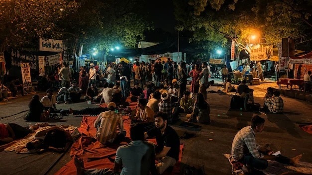 जंतर मंतर पर कॉकरोच जनता पार्टी का प्रोटेस्ट जारी है.(Photo: ITG)