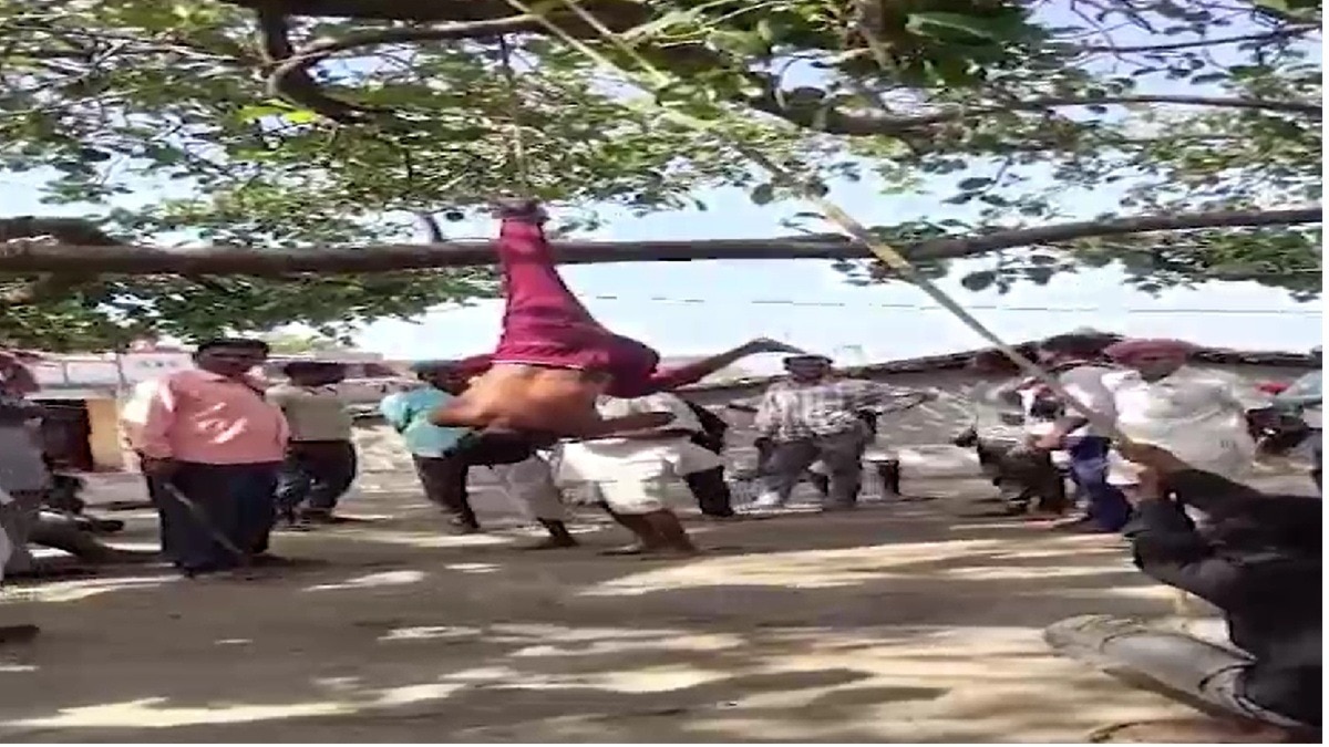 युवक को पेड़ से उल्टा लटकाकर पीटा. (Photo: Screengrab) 