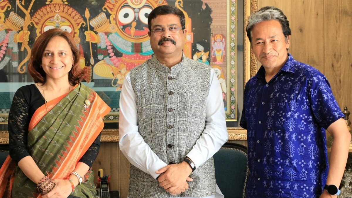 मार्च 2023 में धर्मेंद्र प्रधान ने सोनम वांगचुक और उनकी पत्नी गीतांजलि जे. आंगमो से मुलाकात की थी. (File Image: @dpradhanbjp/X)
