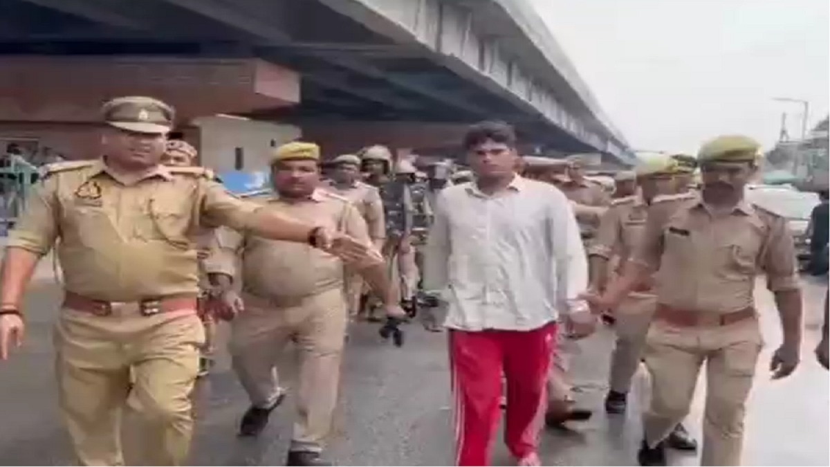 बुलेट मोटरसाइकिल नाले में छोड़कर भागने लगा. (Photo: Screengrab)