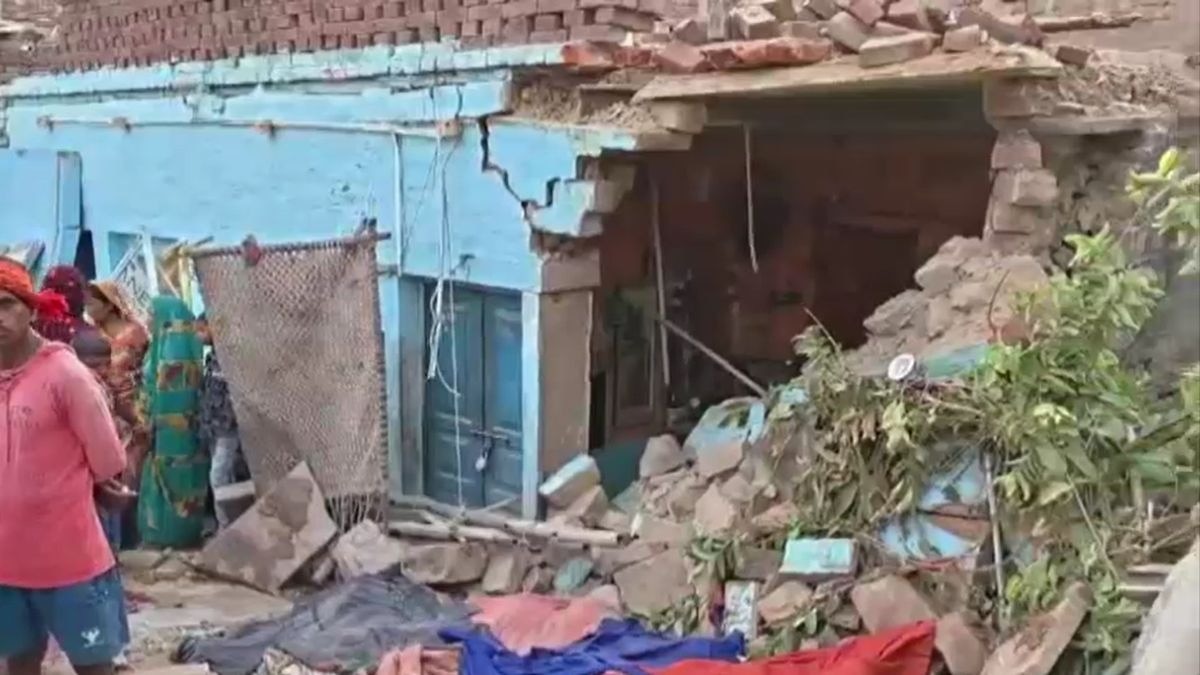 बेकाबू होकर घर में घुस गया ट्रक. (Photo: Screengrab)