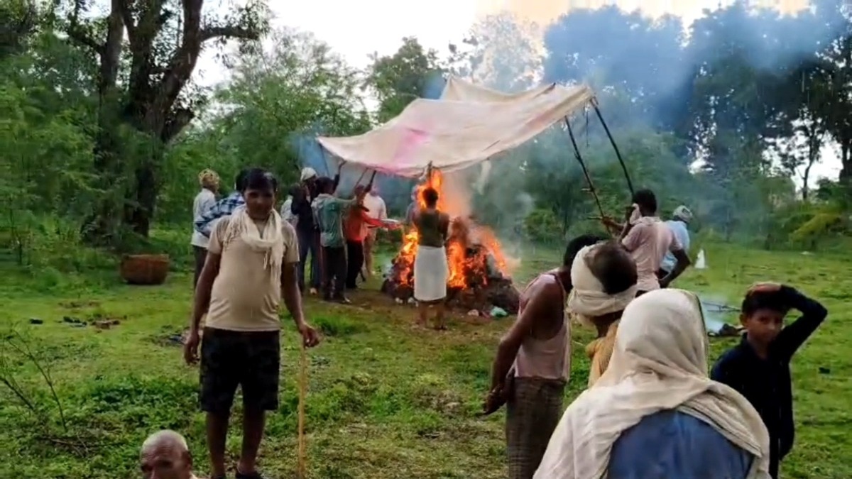 Heavy rain started during the funeral (Photo- ITG)