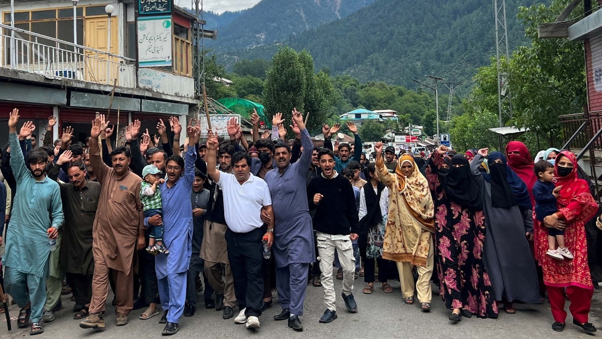 PoK में कानून-व्यवस्था से आगे बढ़ा मानवीय संकट (Photo: Reuters)