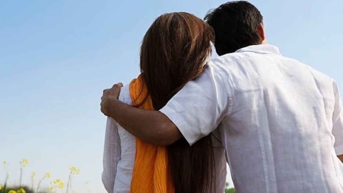 प्रेमी के साथ घर से फरार हुई महिला. (Photo: Representational)