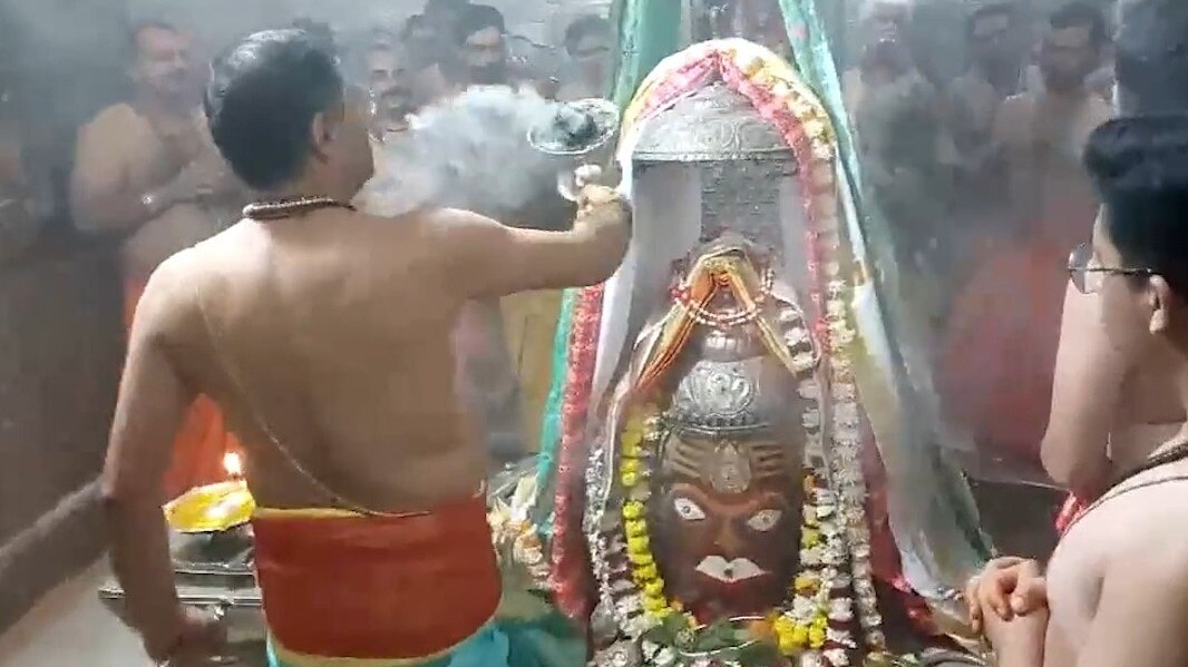 महाकाल मंदिर में चढ़ावे की गिनती के समय मौजूद रहते हैं अधिकारी (Photo: ITG)