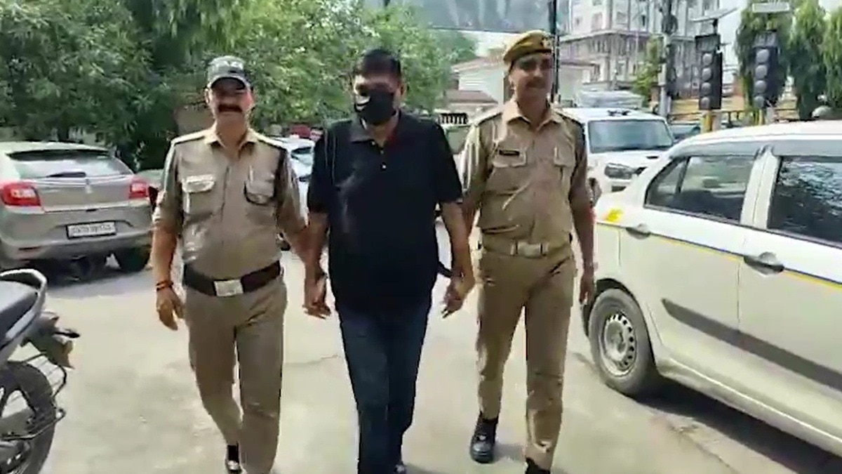IPS बताकर लोगों से करता रहा ठगी. (Photo: Screengrab)