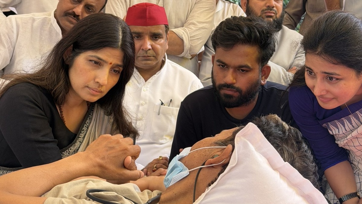 डिंपल यादव के साथ समाजवादी पार्टी के कई सांसद और नेता भी धरना स्थल पर मौजूद रहे. (Photo- X)