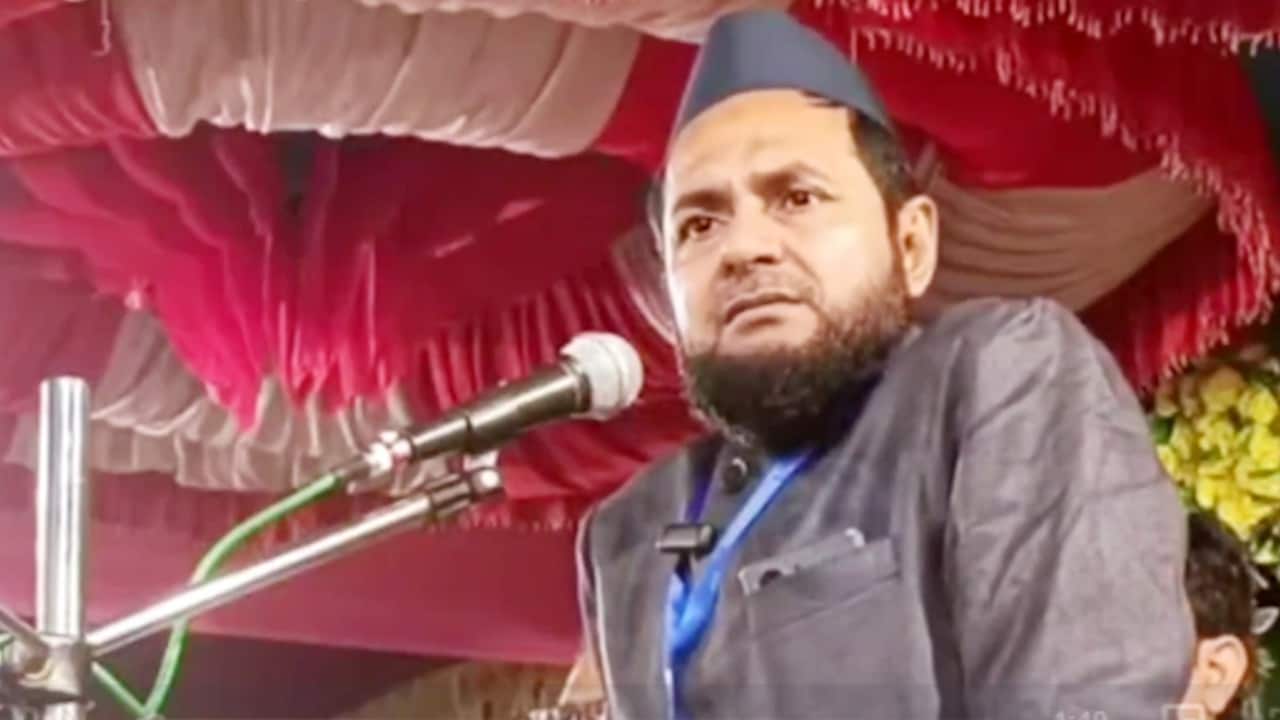 भगवान कृष्ण को 'पांच वक्त का नमाजी' बताने वाले मौलाना पर एक्शन, FIR